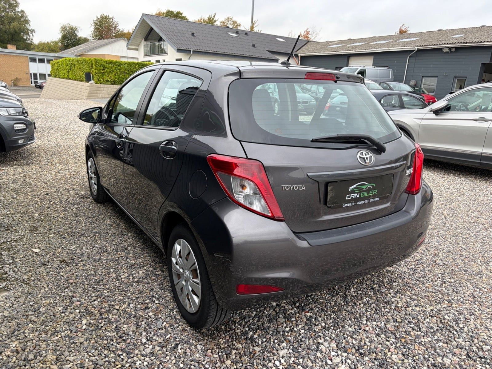 Grå Toyota Yaris fra 2014