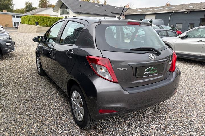 Grå Toyota Yaris fra 2014