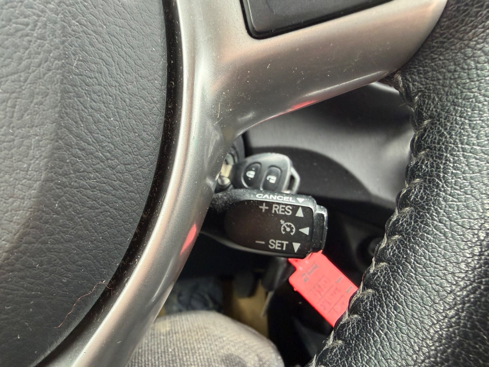 Grå Toyota Yaris fra 2014