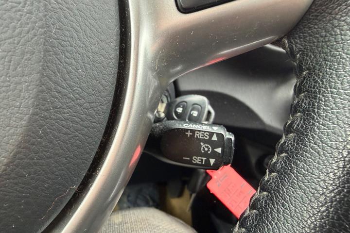 Grå Toyota Yaris fra 2014