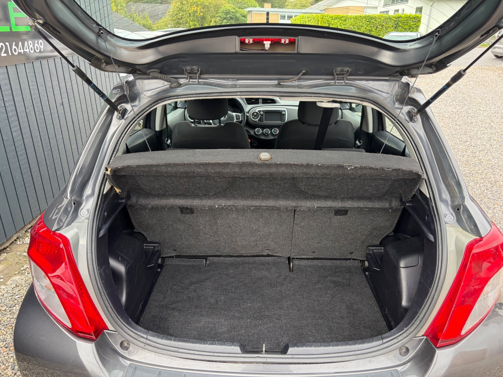 Grå Toyota Yaris fra 2014