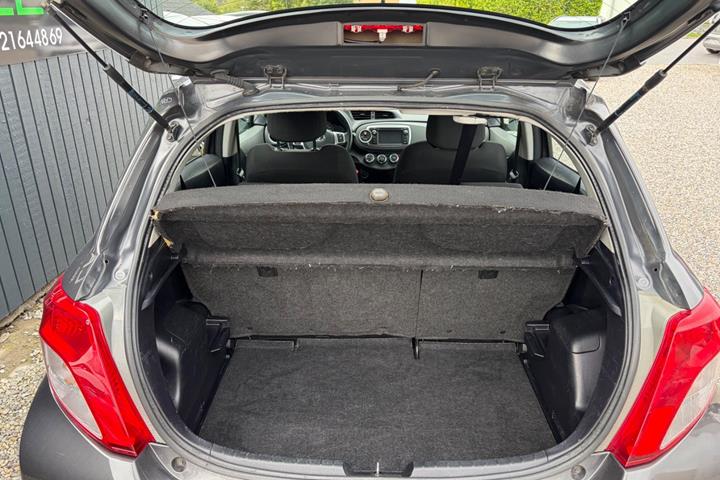Grå Toyota Yaris fra 2014