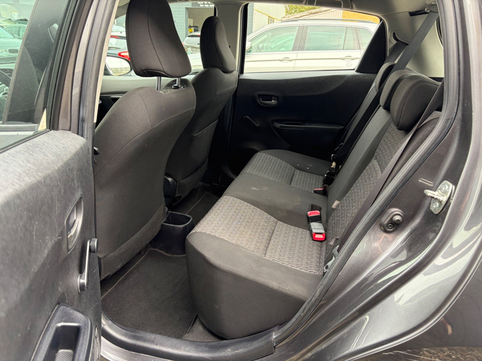 Grå Toyota Yaris fra 2014