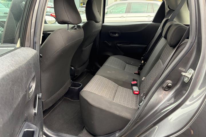 Grå Toyota Yaris fra 2014