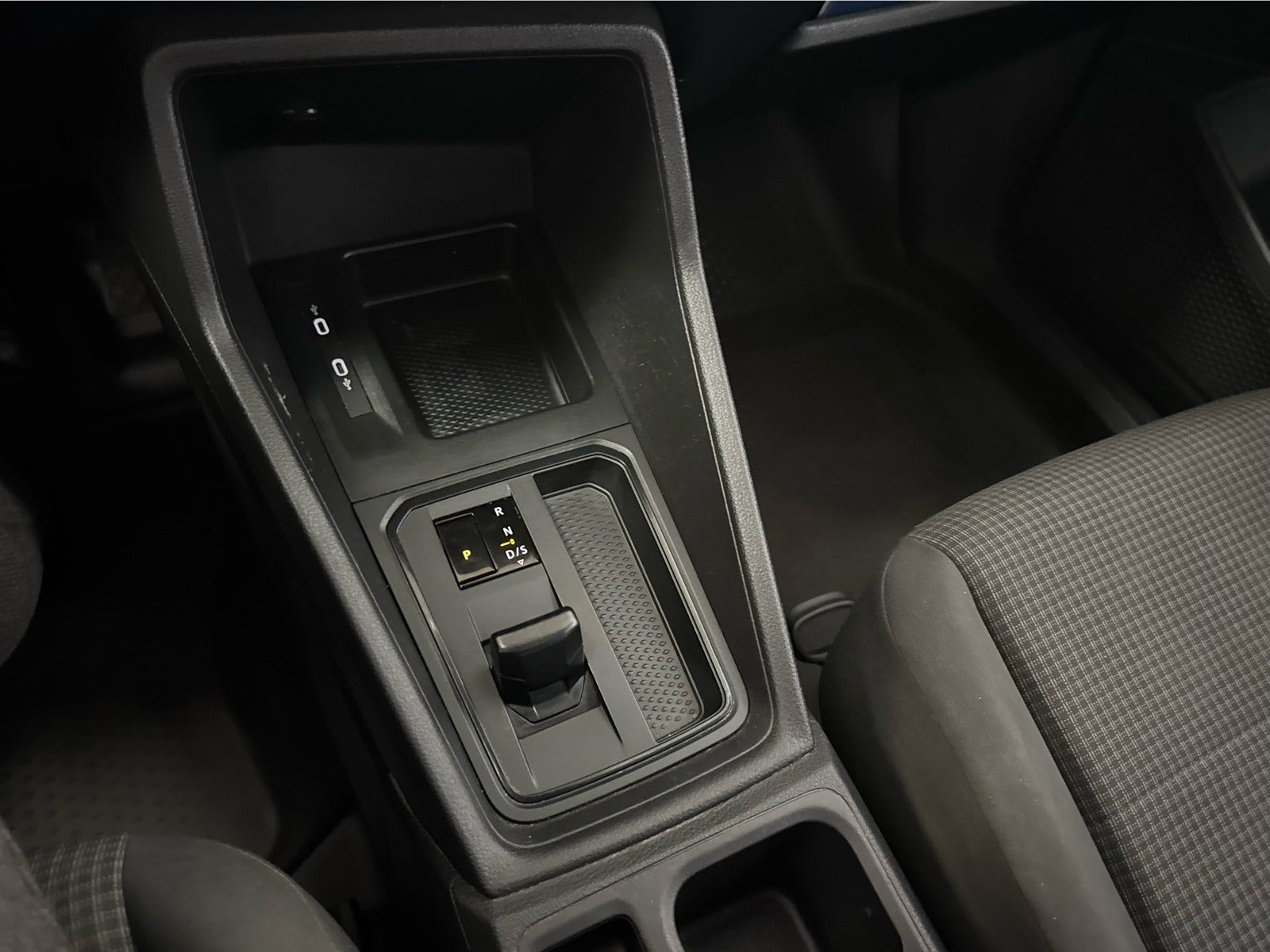 Grå VW Caddy fra 2021