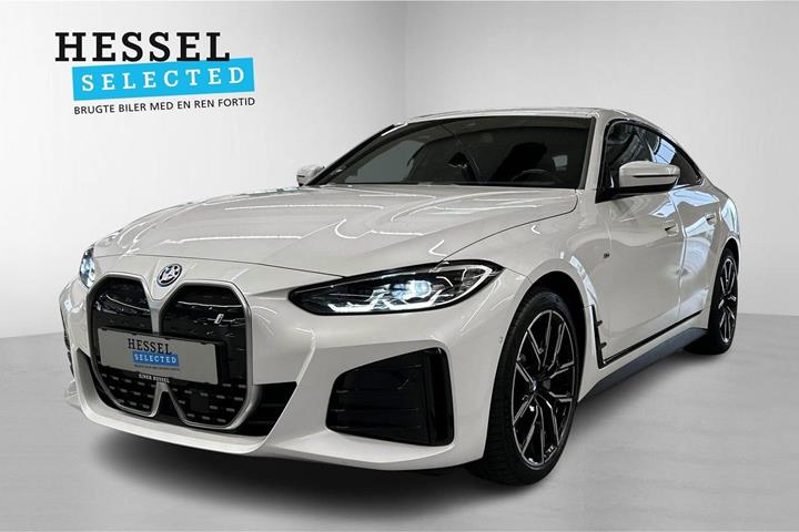 Hvid BMW i4 fra 2024 set udefra