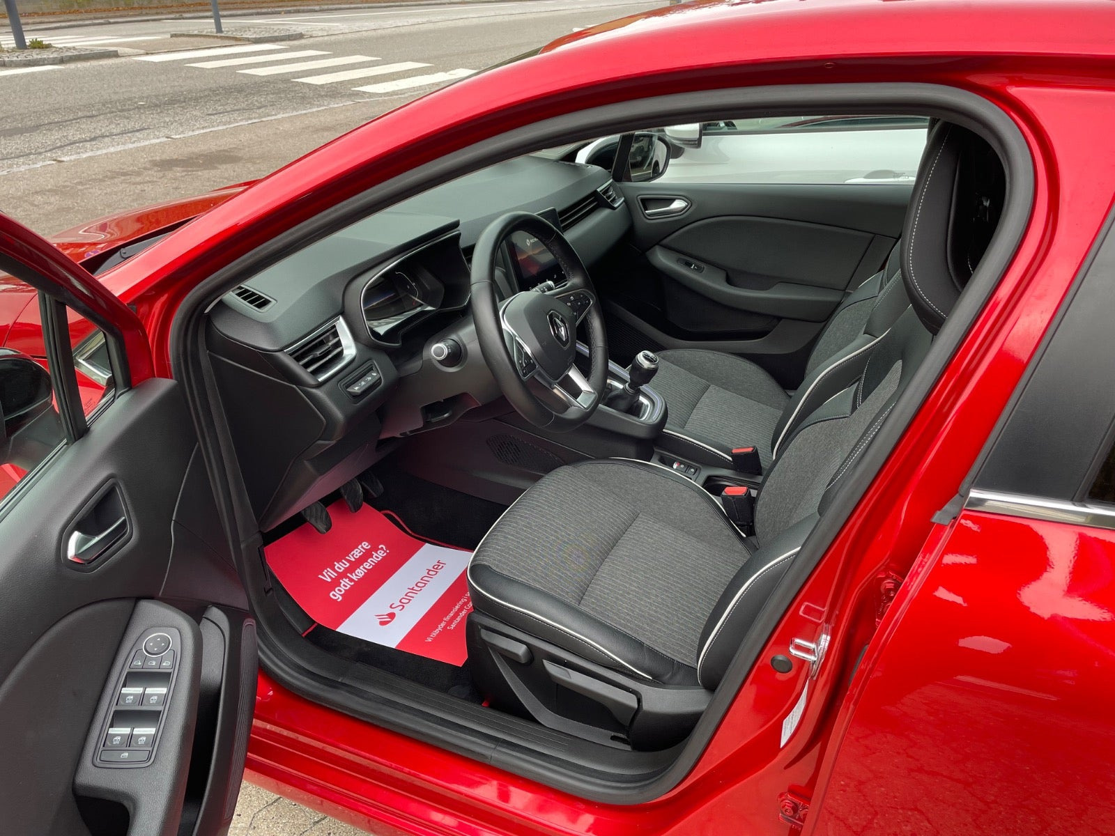 Rød Renault Clio V fra 2020
