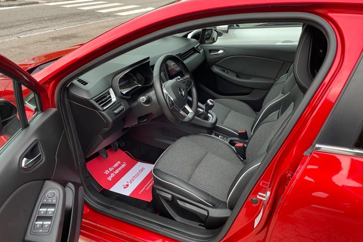 Rød Renault Clio V fra 2020
