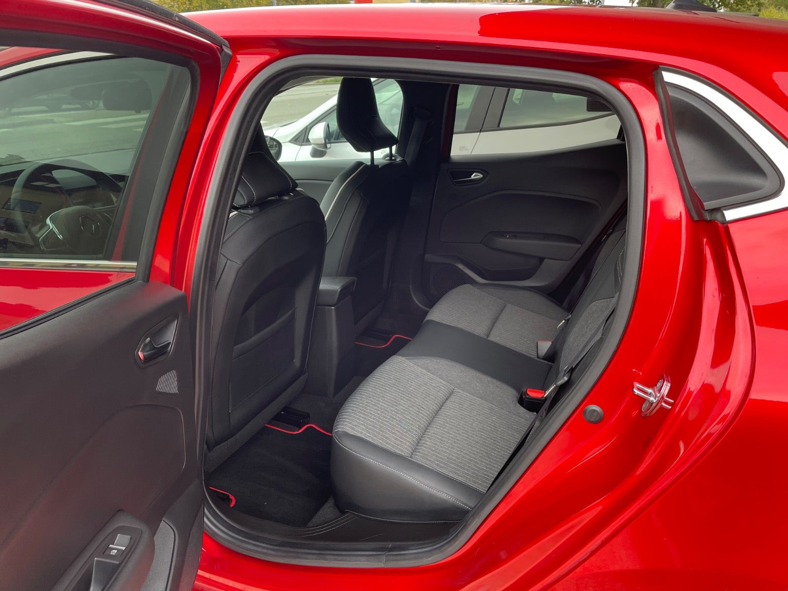Rød Renault Clio V fra 2020