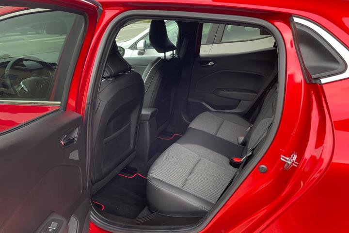 Rød Renault Clio V fra 2020
