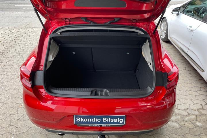 Rød Renault Clio V fra 2020