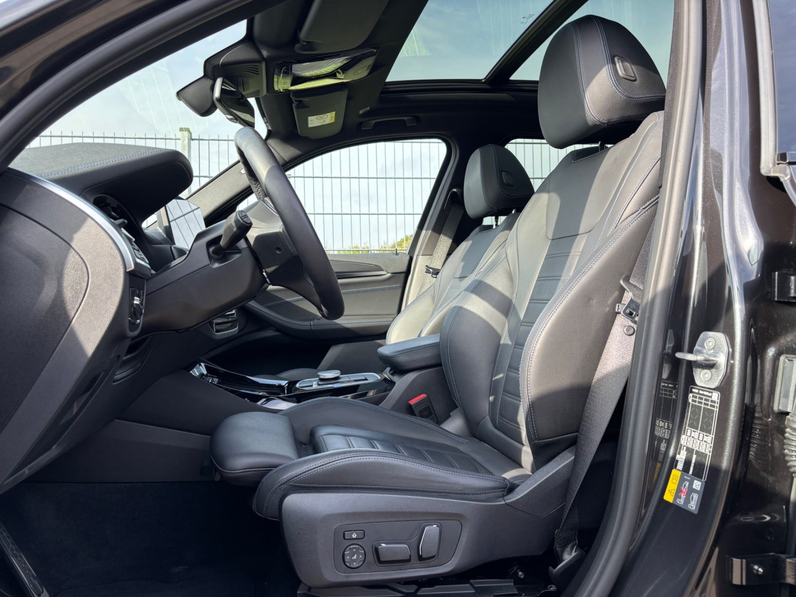 Grå BMW iX3 fra 2023