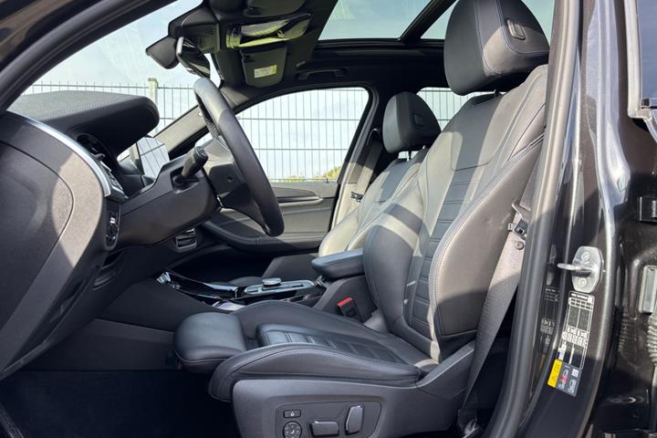 Grå BMW iX3 fra 2023