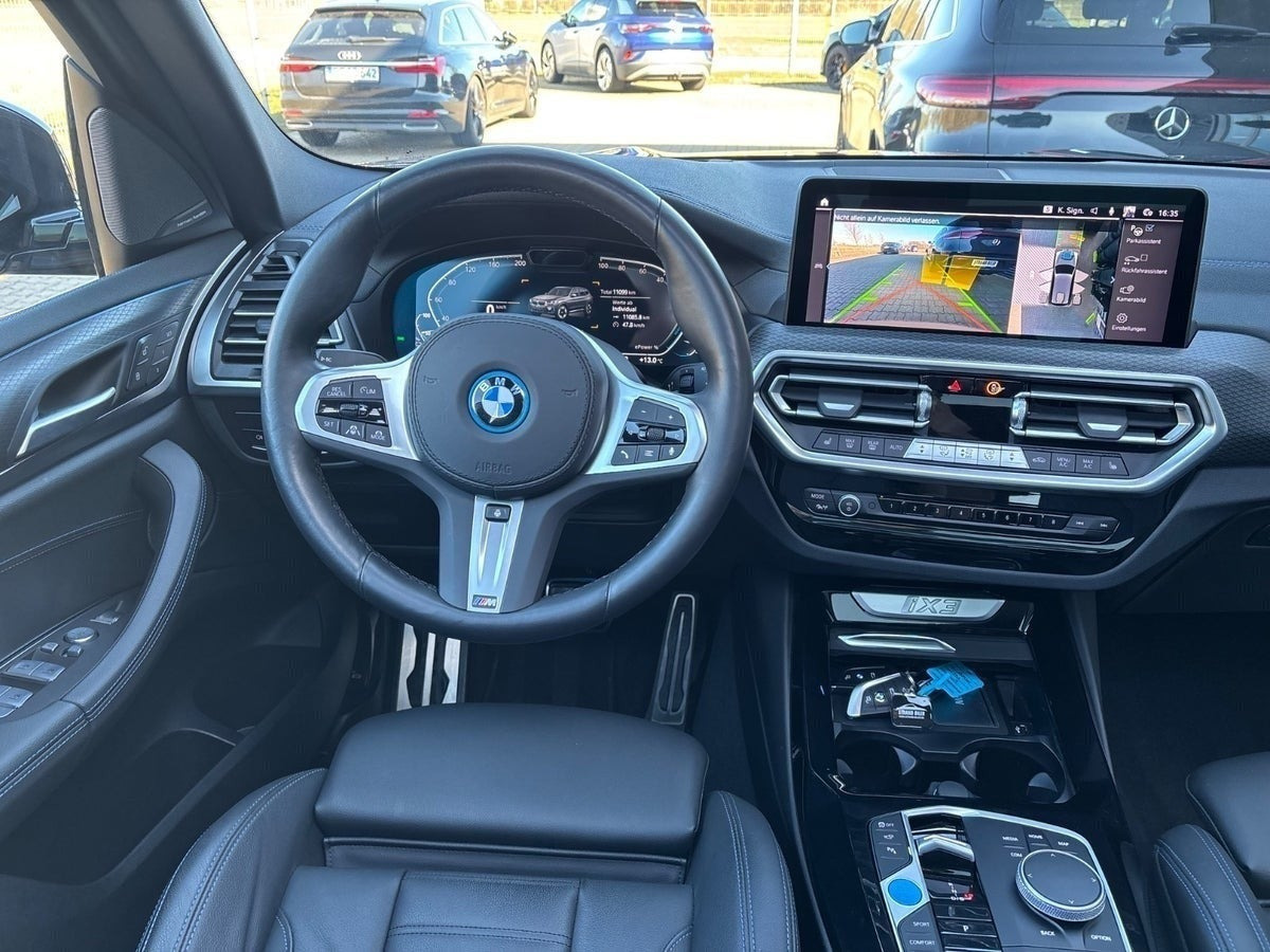 Grå BMW iX3 fra 2023