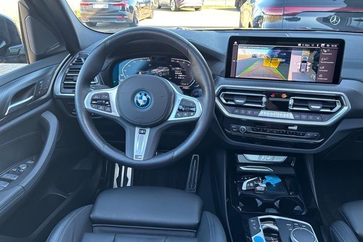 Grå BMW iX3 fra 2023