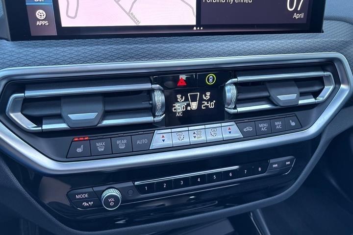 Grå BMW iX3 fra 2023