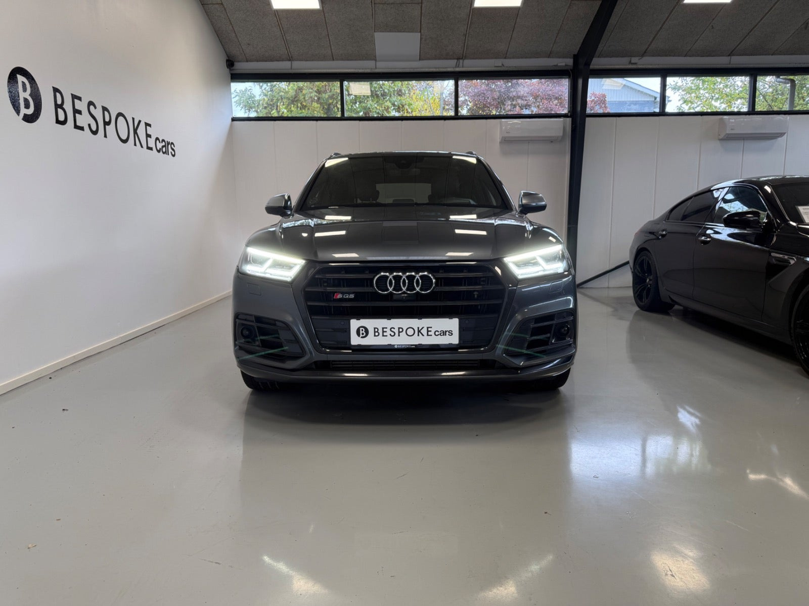 Grå Audi SQ5 fra 2017