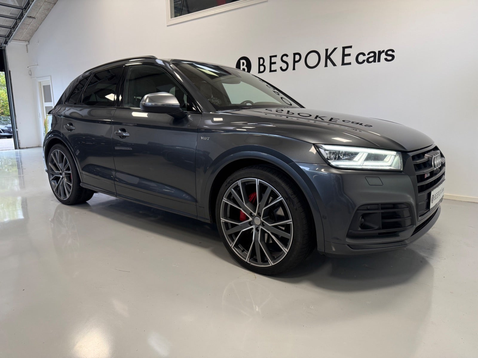 Grå Audi SQ5 fra 2017