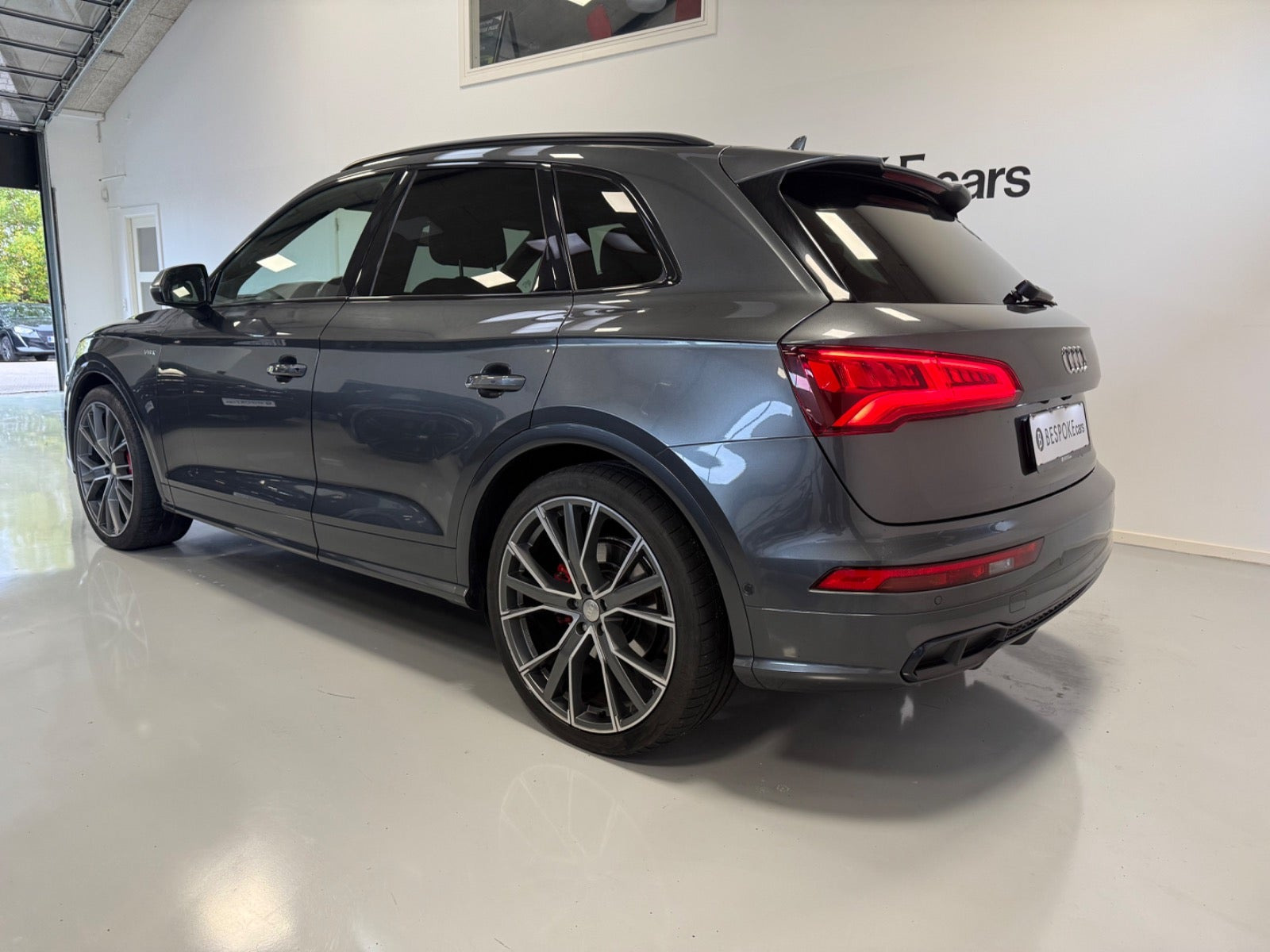 Grå Audi SQ5 fra 2017
