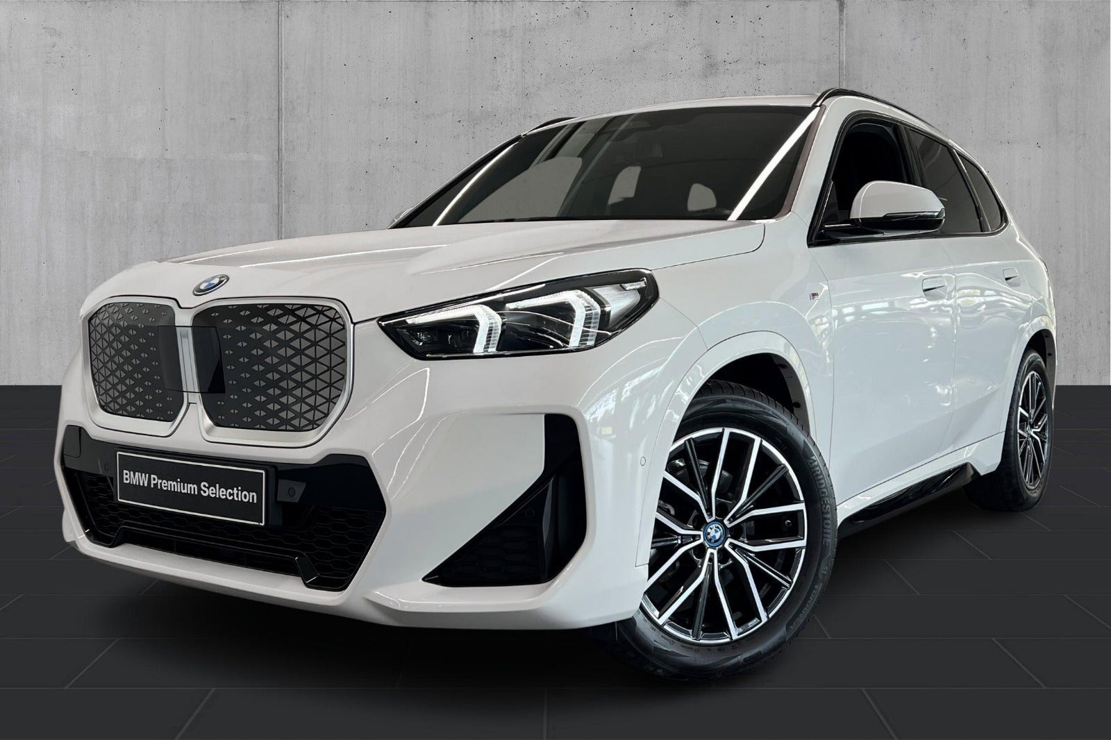Hvid BMW iX1 fra 2024