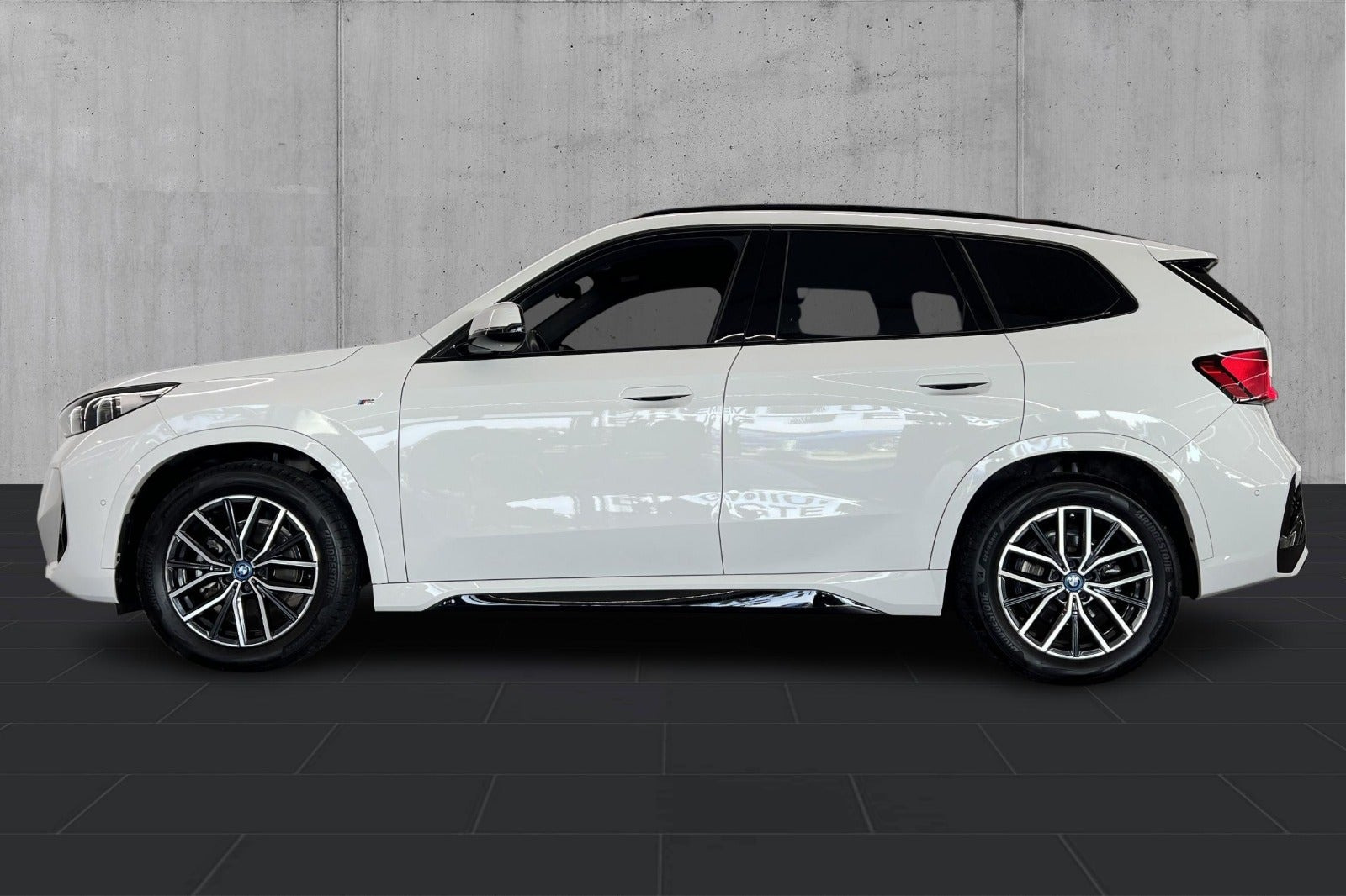 Hvid BMW iX1 fra 2024