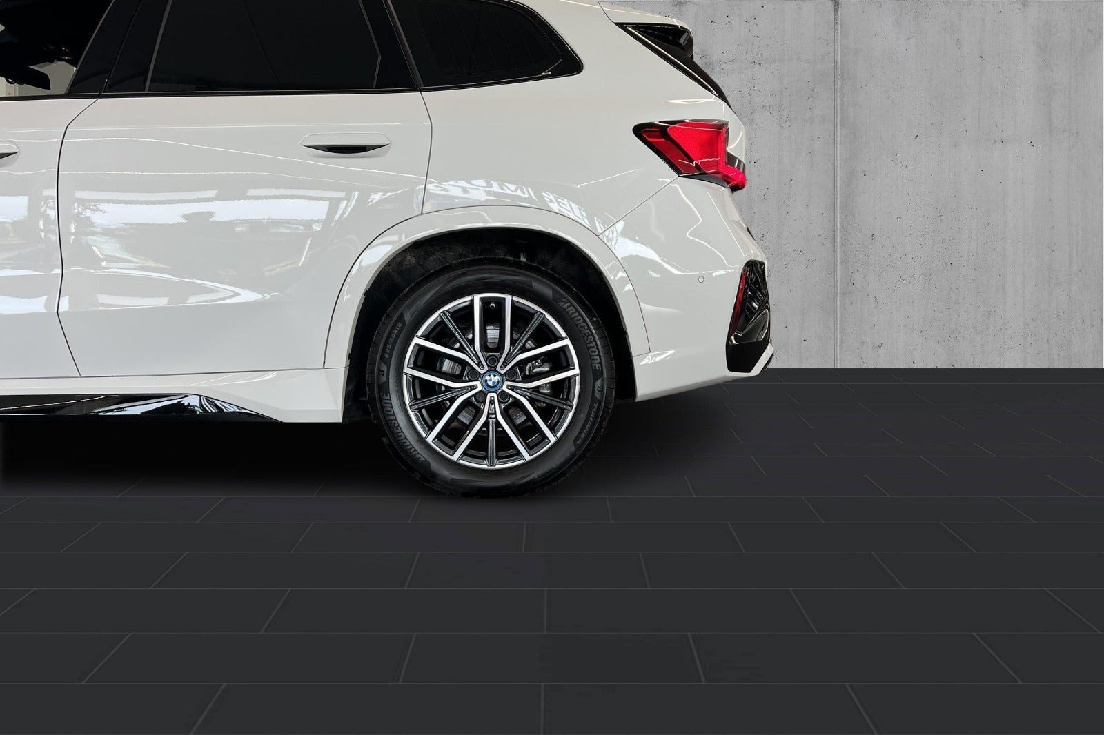 Hvid BMW iX1 fra 2024