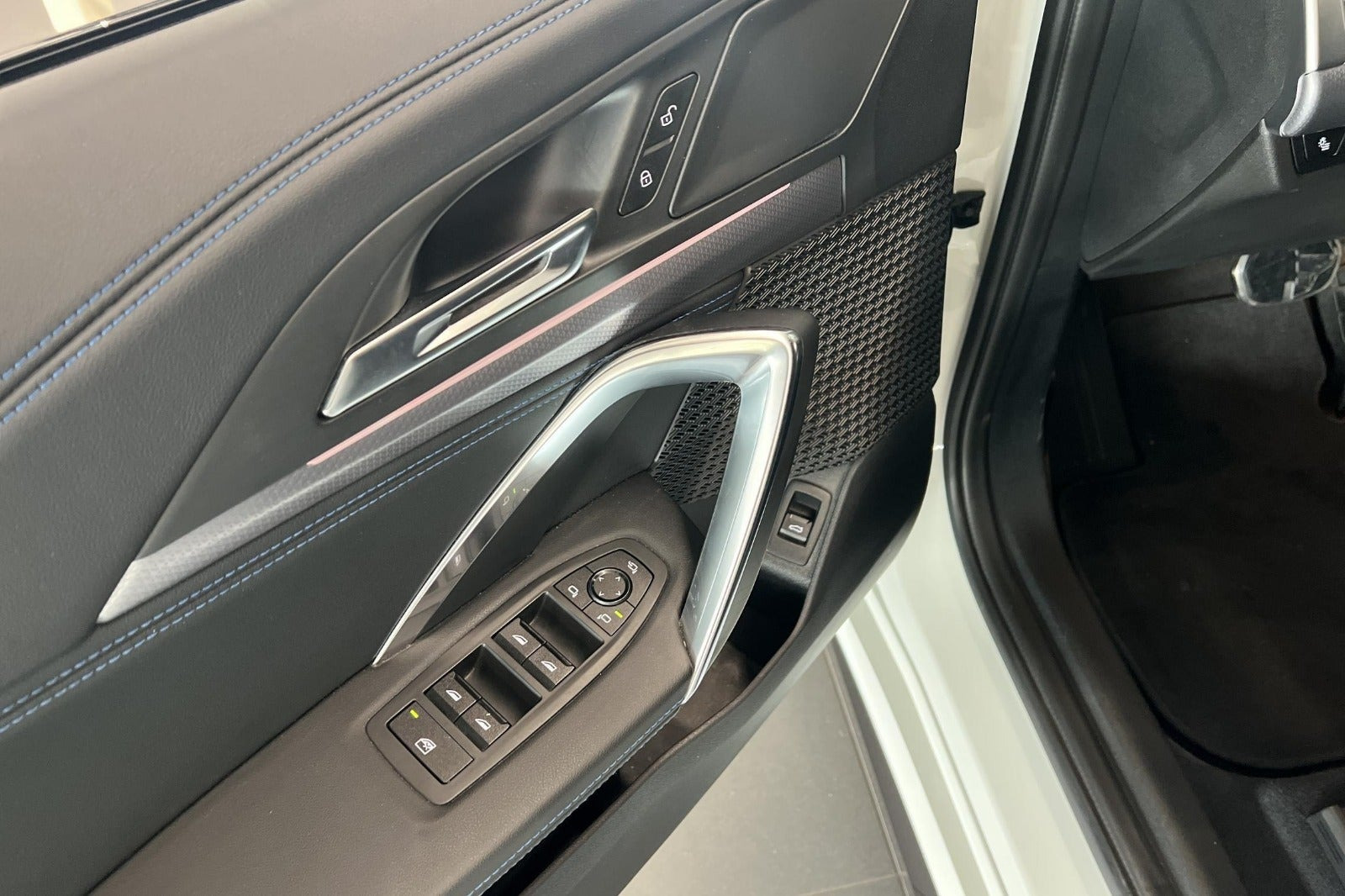 Hvid BMW iX1 fra 2024
