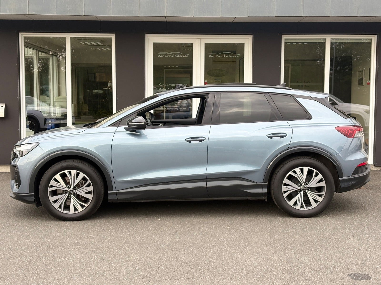 Blå Audi Q4 e-tron fra 2023