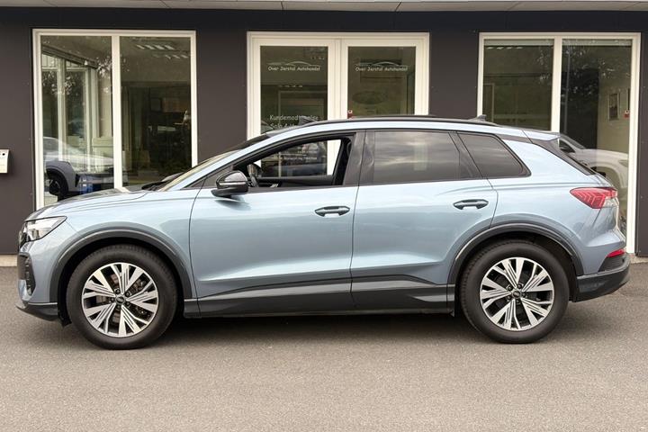 Blå Audi Q4 e-tron fra 2023