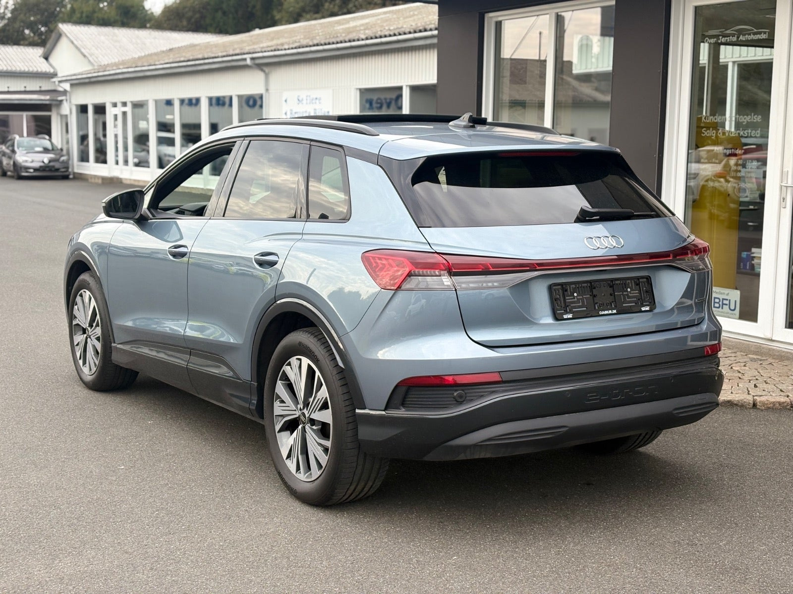 Blå Audi Q4 e-tron fra 2023