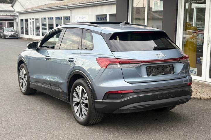 Blå Audi Q4 e-tron fra 2023