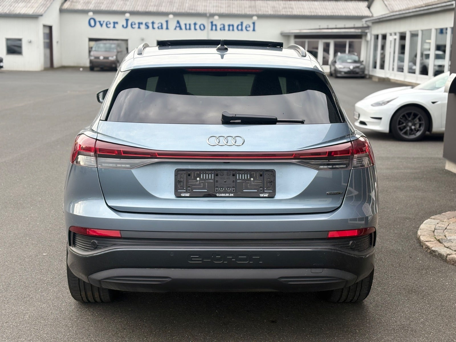 Blå Audi Q4 e-tron fra 2023