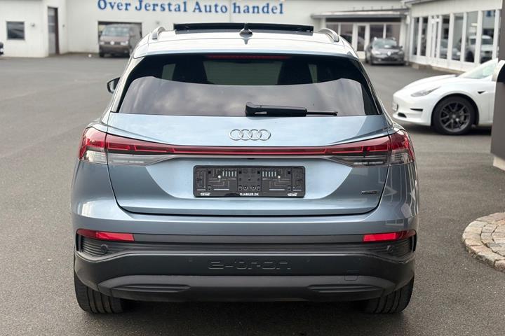 Blå Audi Q4 e-tron fra 2023