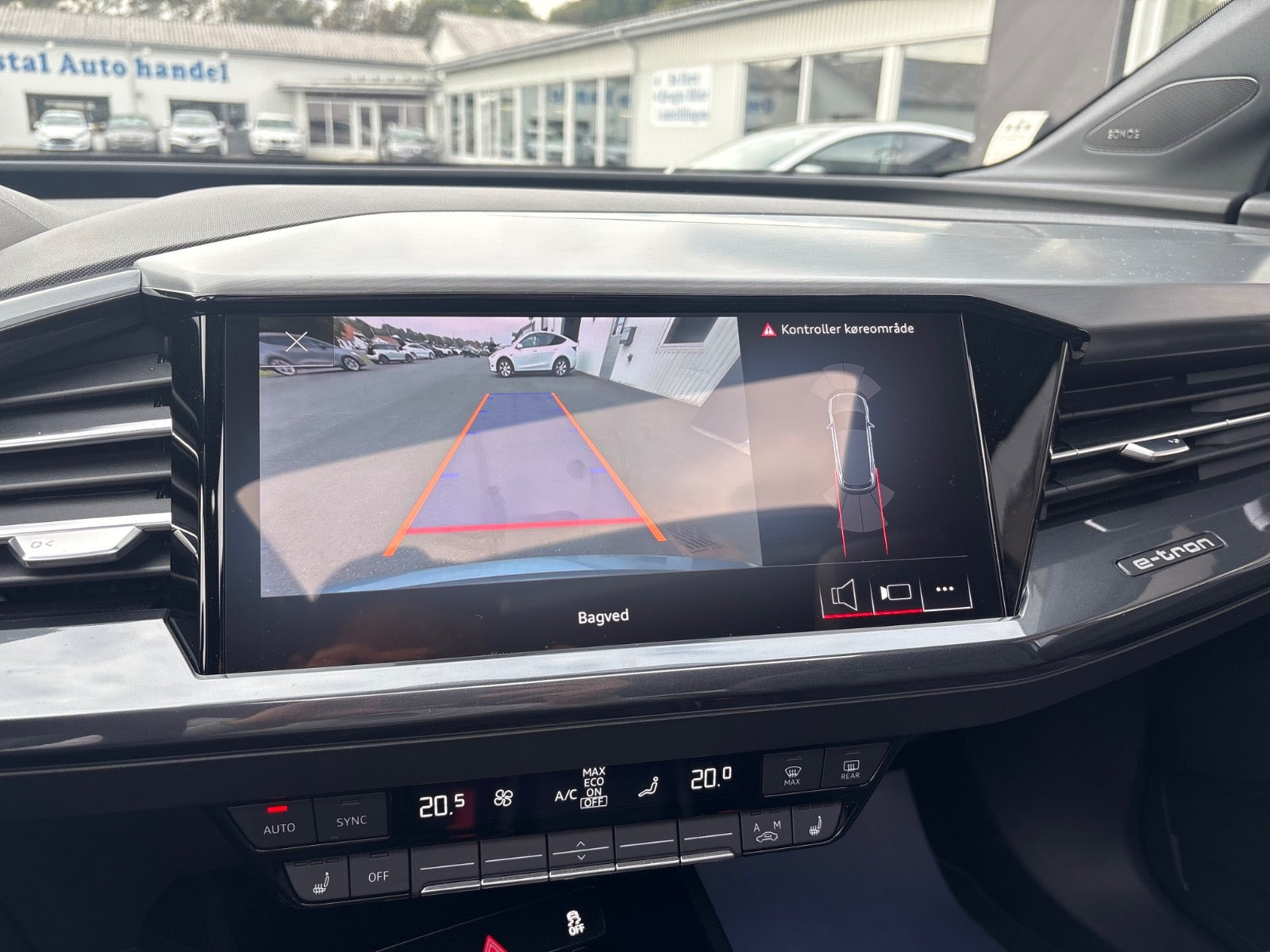 Blå Audi Q4 e-tron fra 2023