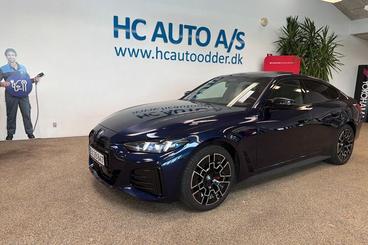 Blå BMW i4 fra 2024 set udefra