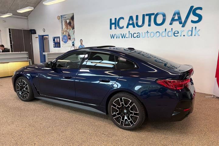 Blå BMW i4 fra 2024