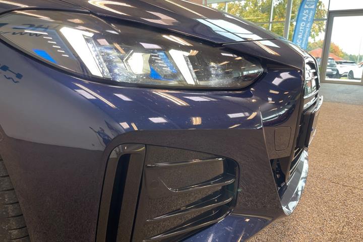 Blå BMW i4 fra 2024