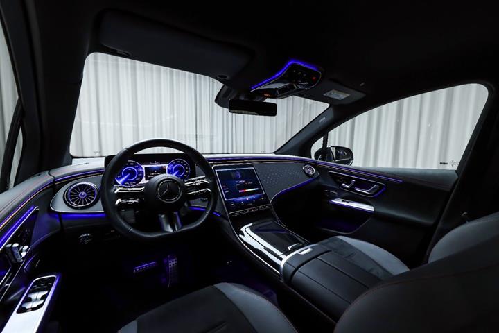 Grøn Mercedes EQE350 SUV fra 2024