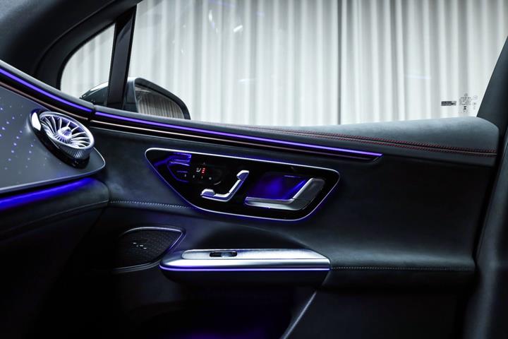 Grøn Mercedes EQE350 SUV fra 2024