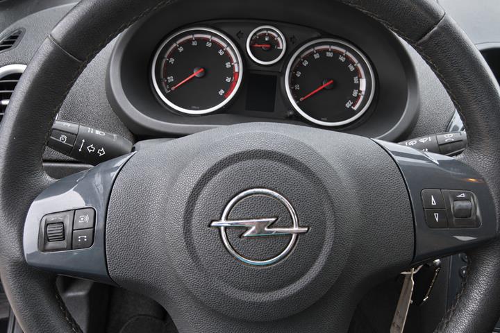 Sort Opel Corsa fra 2012