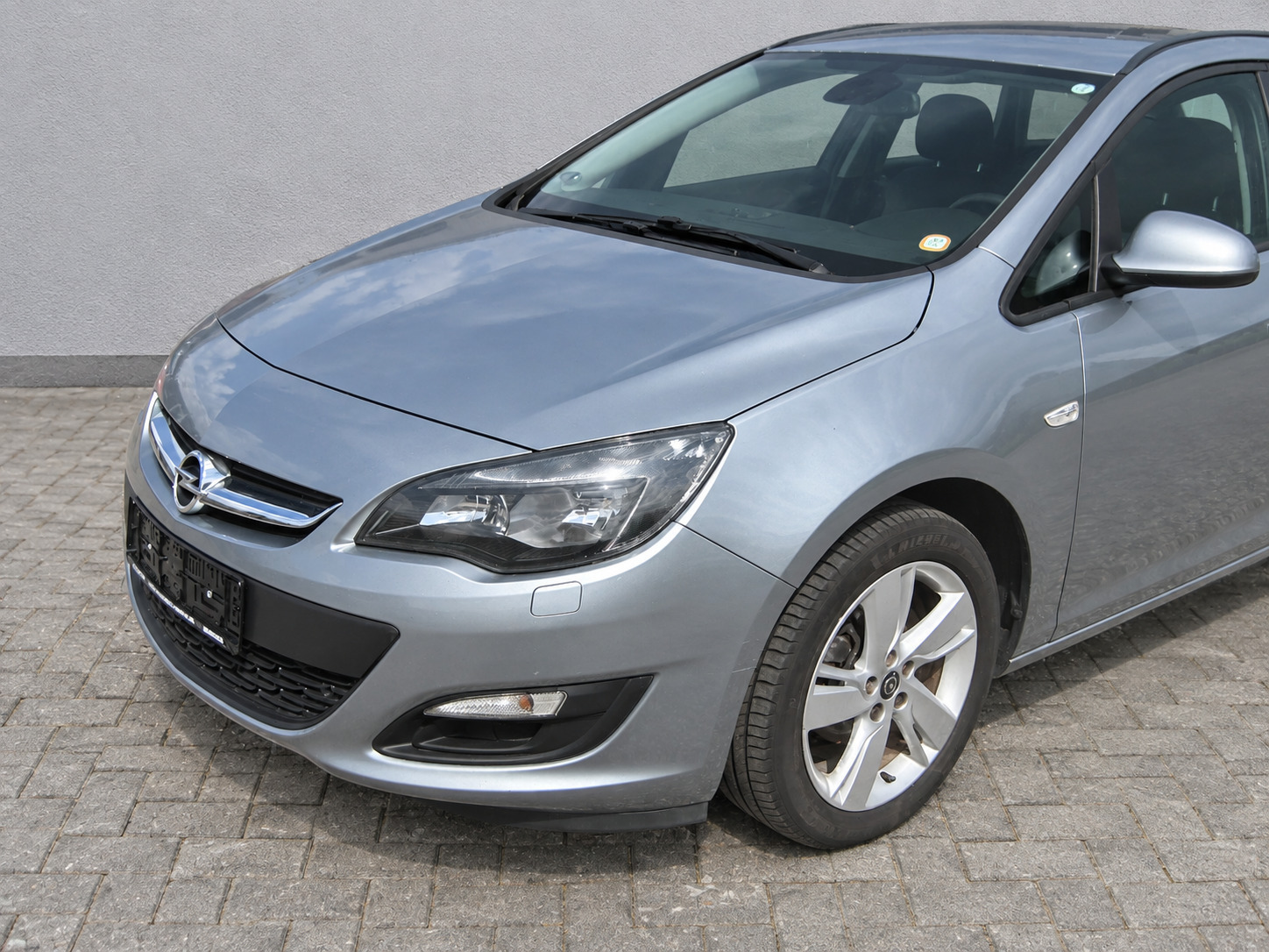 Blå Opel Astra fra 2015
