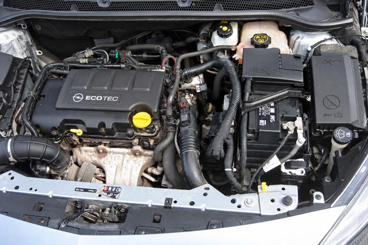 Blå Opel Astra fra 2015