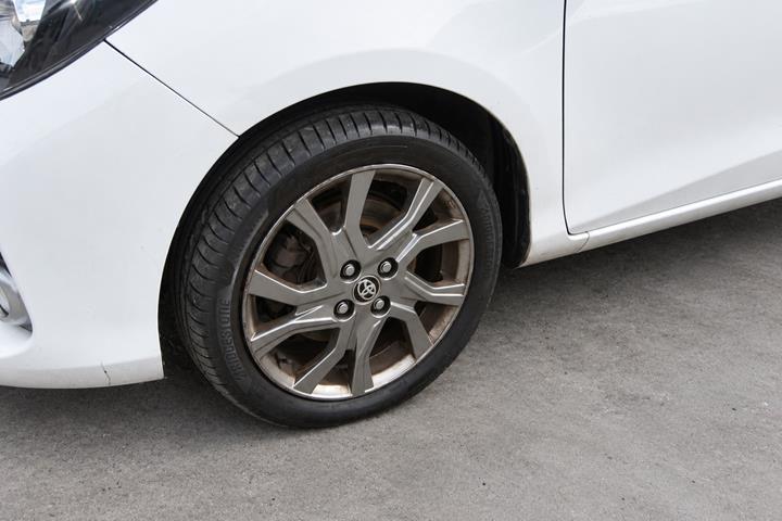 Hvid Toyota Yaris fra 2015