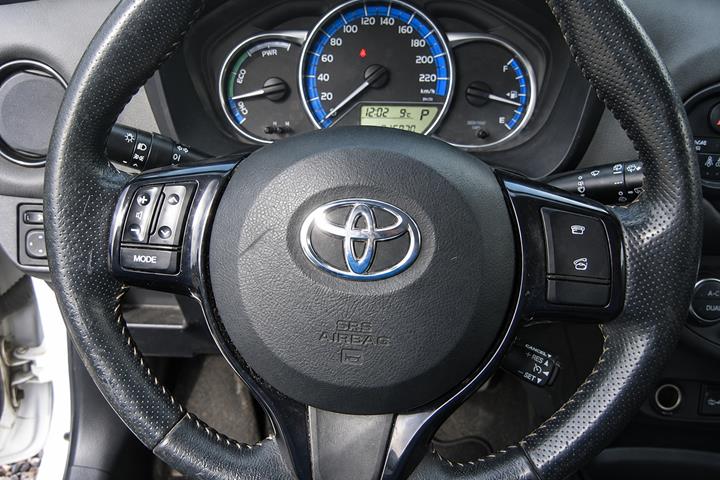 Hvid Toyota Yaris fra 2015