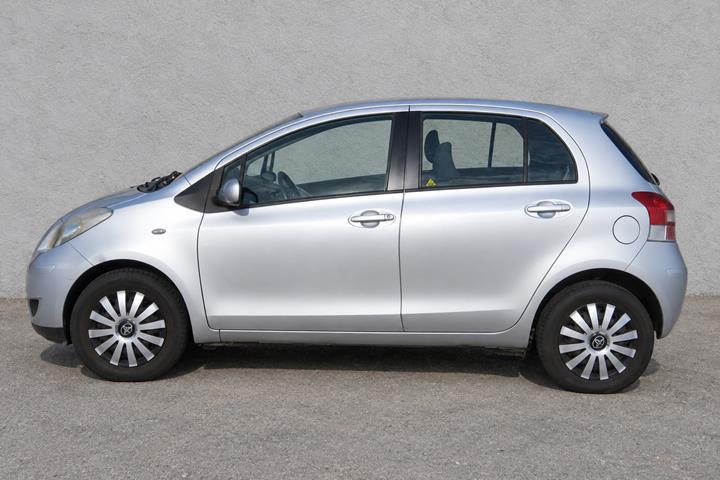 Sølv Toyota Yaris fra 2011