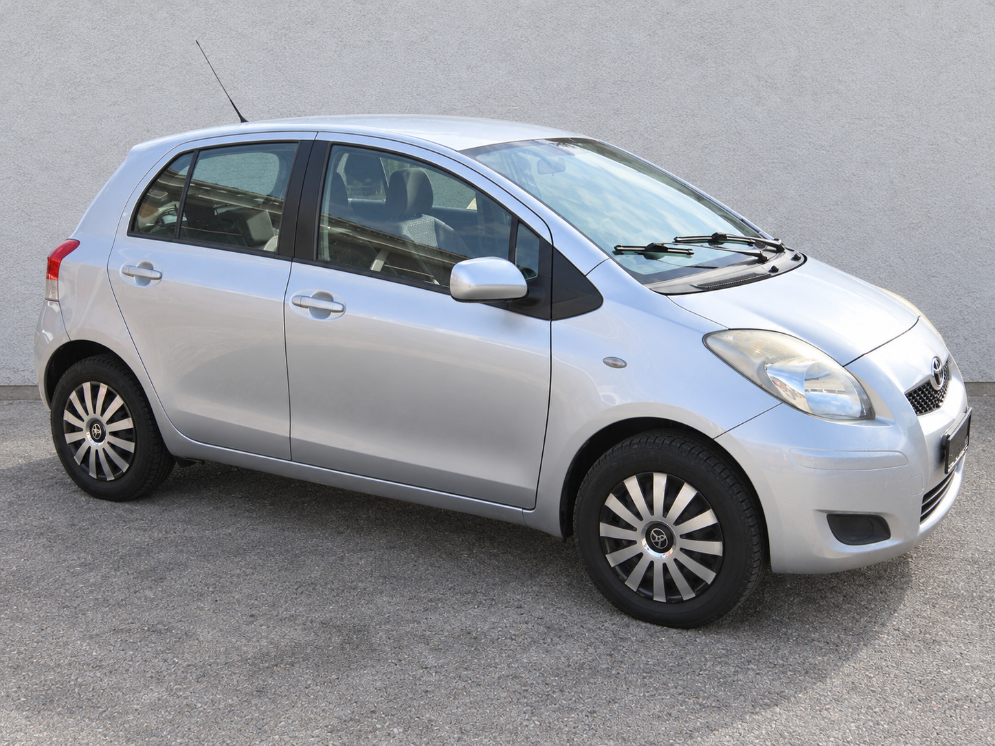 Sølv Toyota Yaris fra 2011