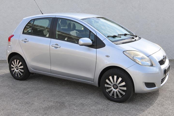 Sølv Toyota Yaris fra 2011