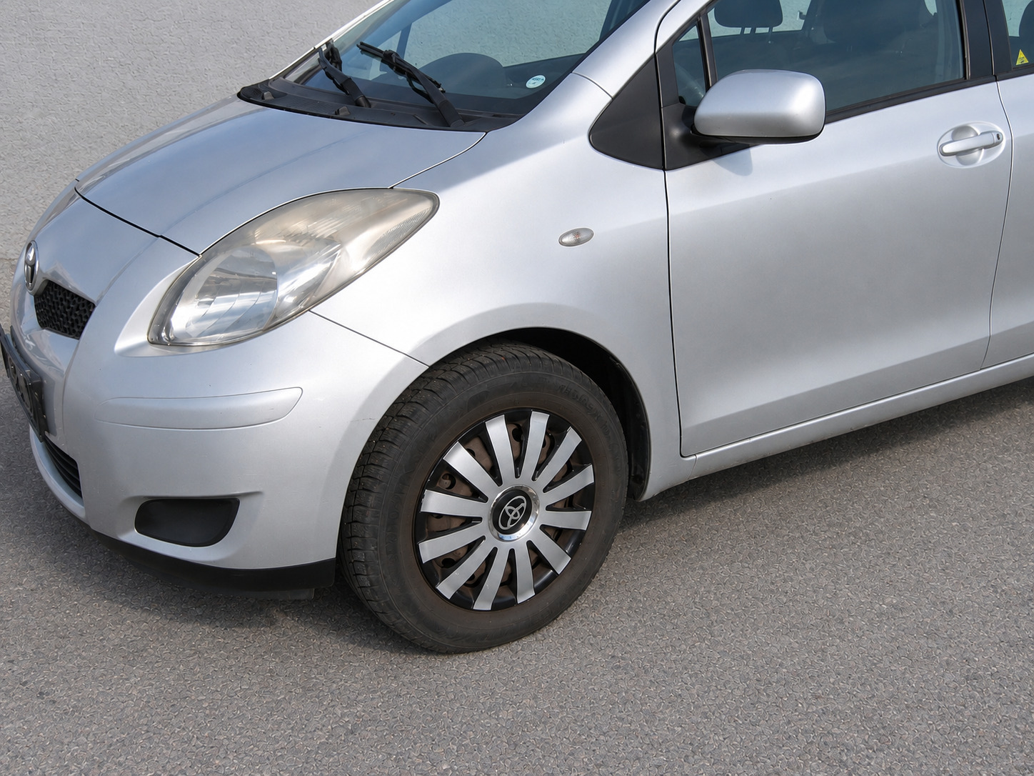 Sølv Toyota Yaris fra 2011