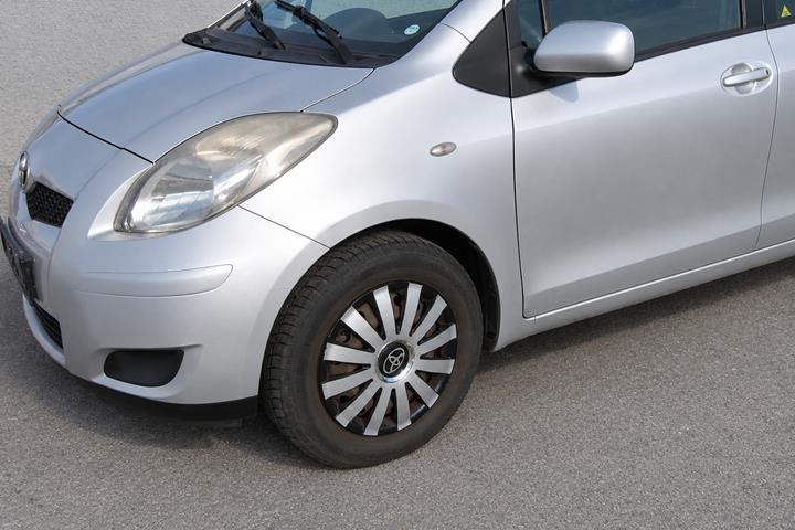 Sølv Toyota Yaris fra 2011