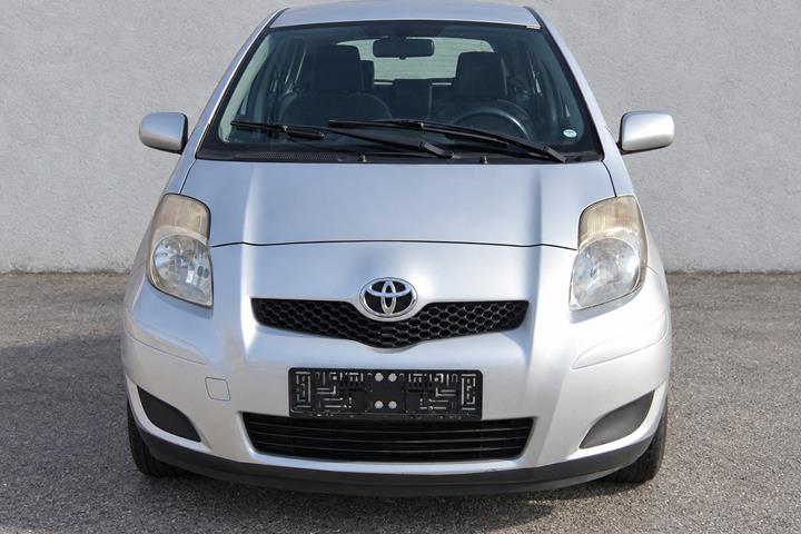Sølv Toyota Yaris fra 2011